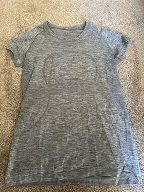 lululemon athletica Heathered Gray Short Sleeve Tee